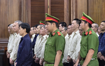 7 cựu cán bộ hải quan hầu tòa vì nhận hối lộ