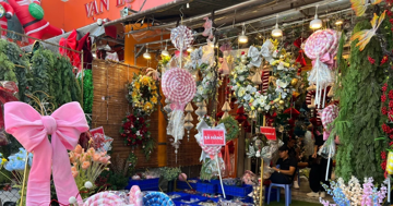 Đồ Noel giá 'sập sàn', nhân viên đội nắng ra đường đón khách vẫn không thấy