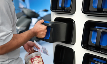 Honda dự kiến triển khai tủ đổi pin xe máy điện tại Việt Nam từ 2026, rút ngắn thời gian tiếp năng lượng cho xe máy điện