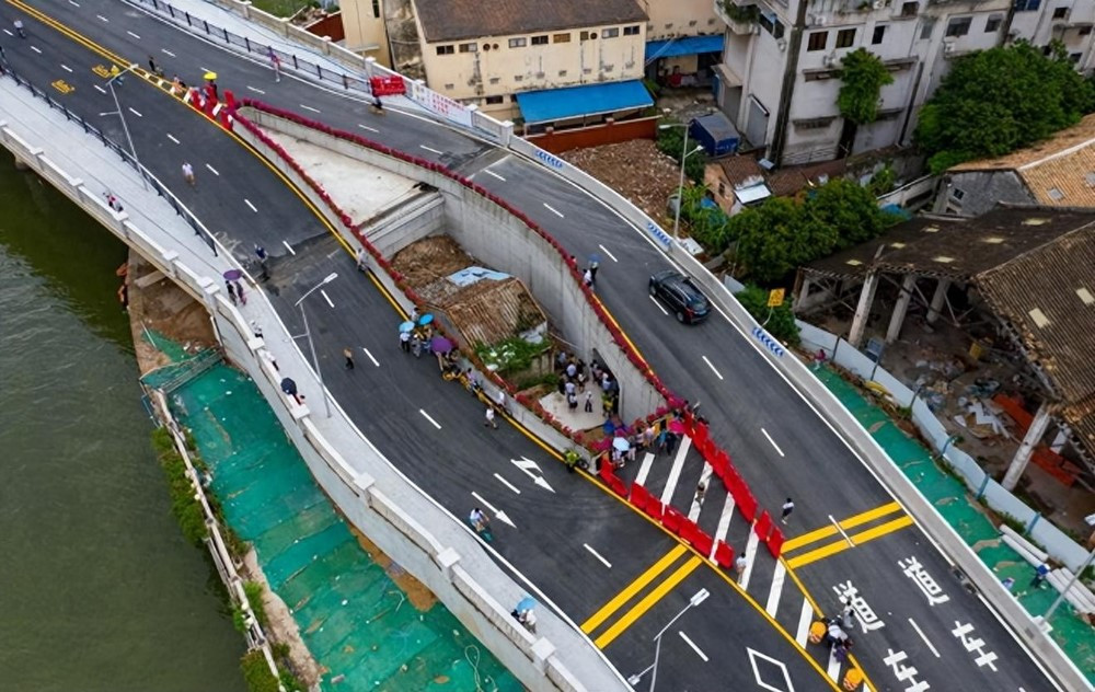 Bà D. từ chối nhận 745 triệu cùng căn hộ 80m2 view biển, cố thủ 10 năm trong nhà ngói 30m2 kẹt giữa cầu trọng điểm và nhận cái kết cay đắng - ảnh 1