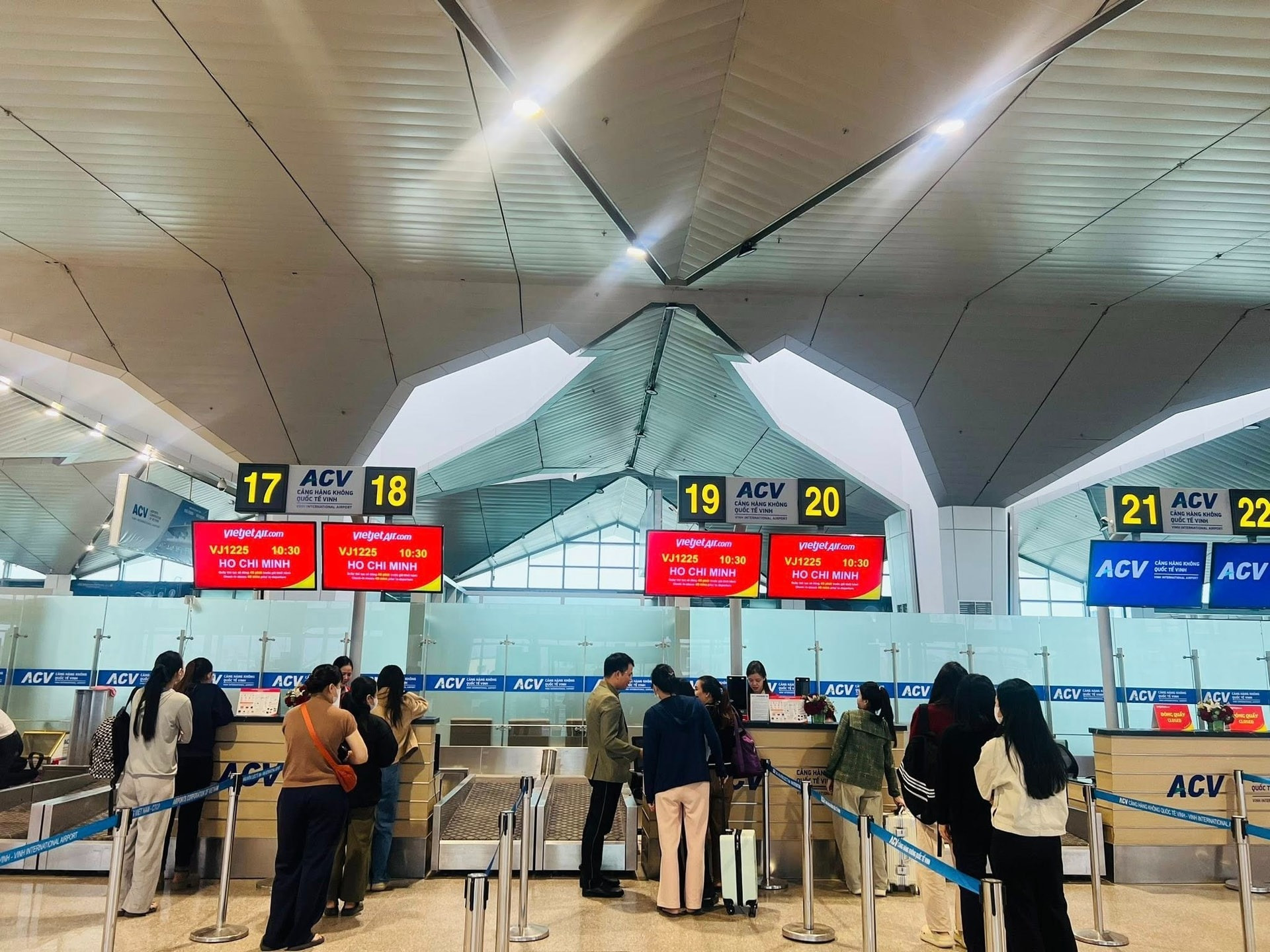 Chưa đầy một tuần nữa, Việt Nam sẽ khai thác trở lại một sân bay quốc tế, thu phí ô tô không dùng tiền mặt- Ảnh 1.