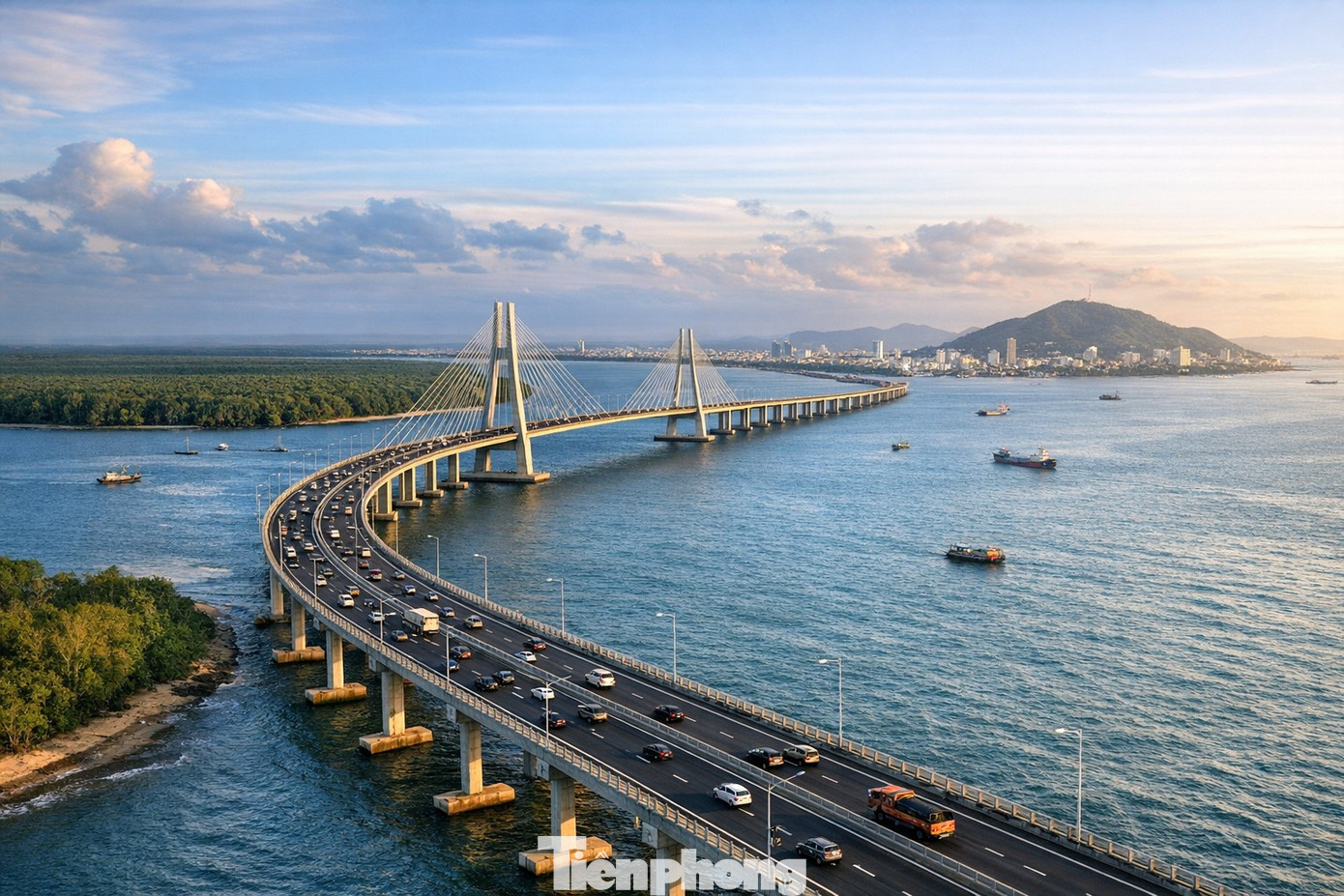 Hình ảnh minh họa cho công trình đường và cầu vượt biển kết nối Cần Giờ - Vũng Tàu. Ảnh: Thực hiện minh họa bằng ChatGPT tp-cau-vuot-bien.png