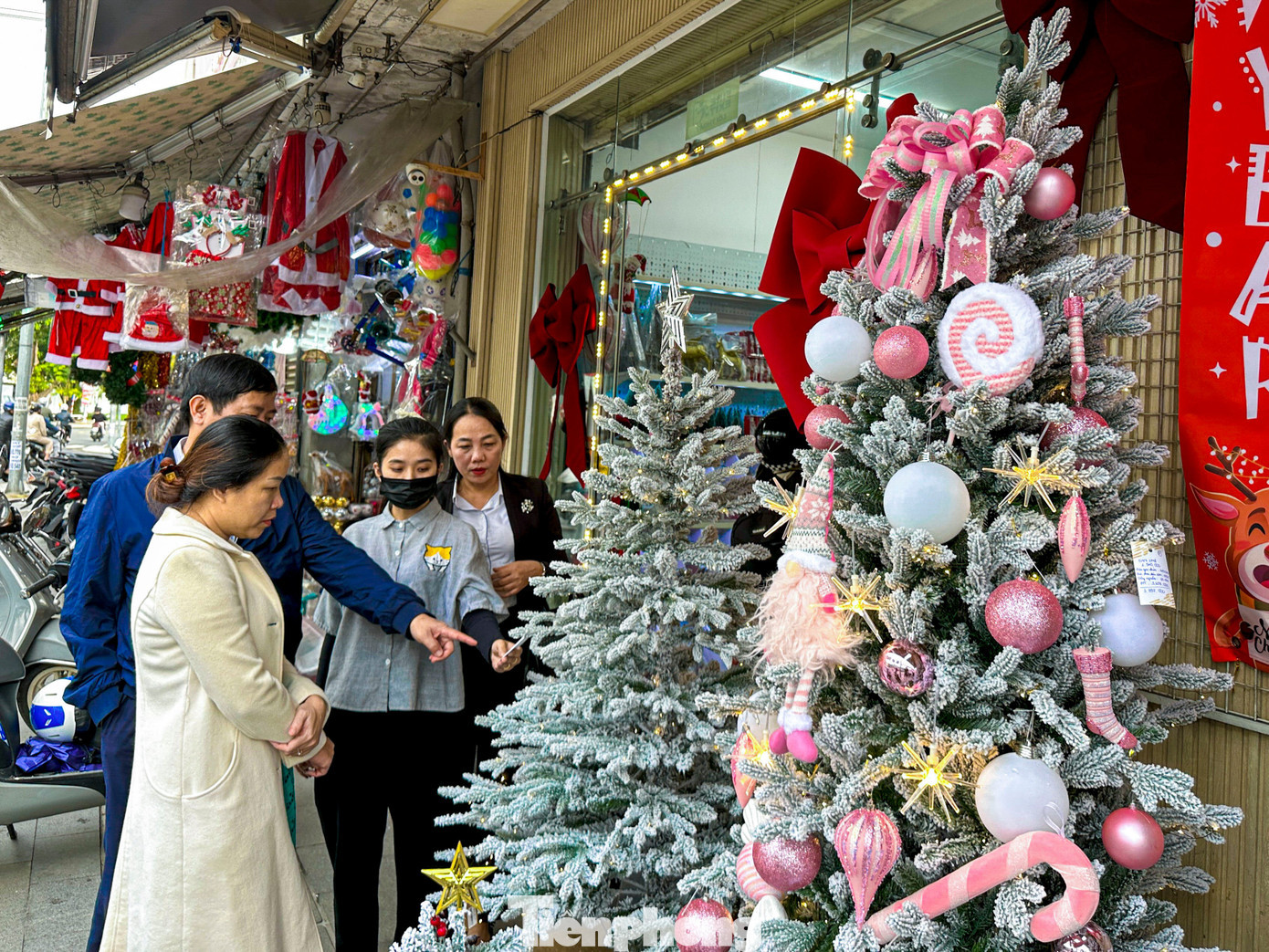 Theo các tiểu thương, nguồn hàng năm nay dồi dào, mẫu mã đa dạng hơn các năm trước, nhiều sản phẩm được nhập mới với thiết kế hiện đại, màu sắc bắt mắt, phù hợp xu hướng trang trí tối giản. Giá bán nhìn chung ổn định, không tăng so với năm ngoái, thậm chí một số mặt hàng còn giảm nhẹ nhằm kích cầu. tp-bandonoel-4.jpg