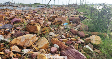 Sau mưa lũ, phát lộ bãi ‘đá lạ’ tại dự án đường gần 195 tỷ ở Huế