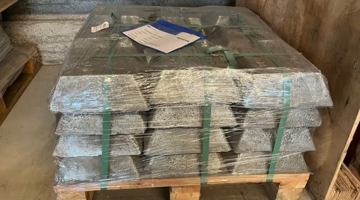 Vận chuyển 300 tấn 'kho báu' cất vào hầm dưới lòng đất, cửa nặng 4 tấn, bịt kín không cửa sổ