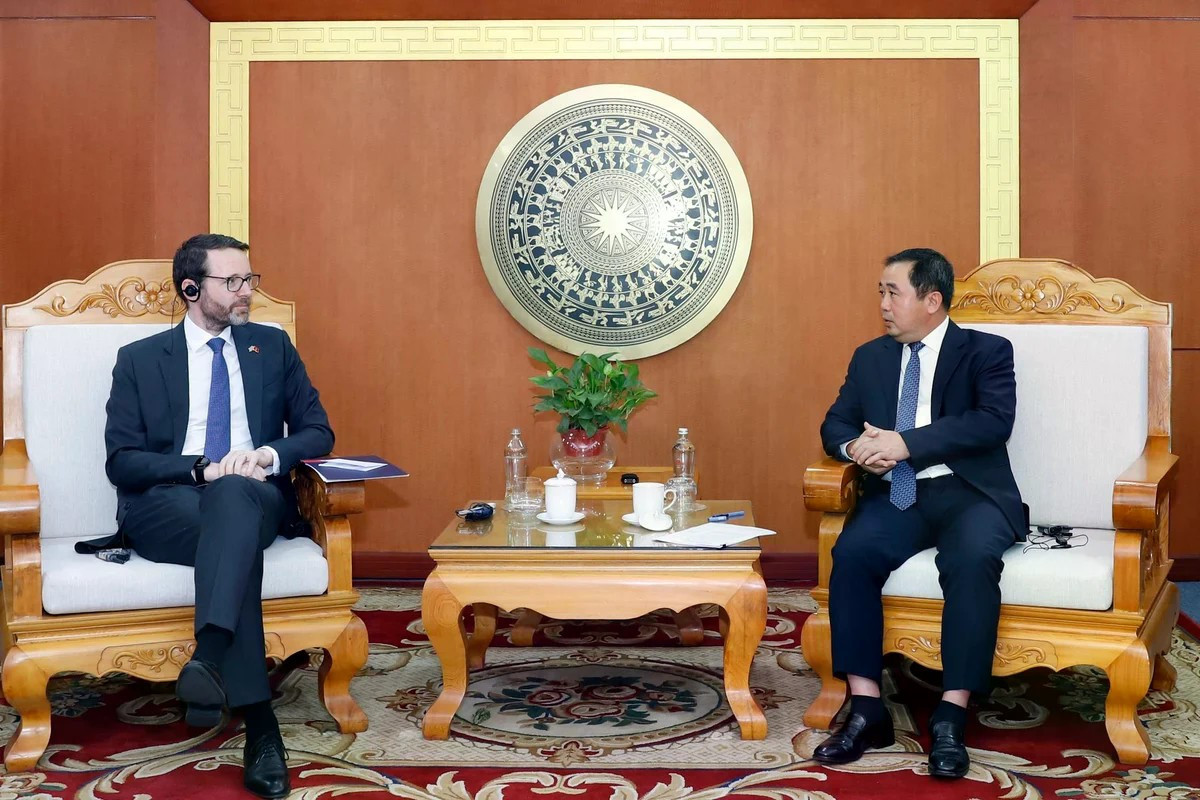 Bộ trưởng Bộ Nông nghiệp và Môi trường Trần Đức Thắng tiếp và làm việc với ngài Iain Frew, Đại sứ Đặc mệnh toàn quyền Vương quốc Anh tại Việt Nam. viet-nam-anh.jpg