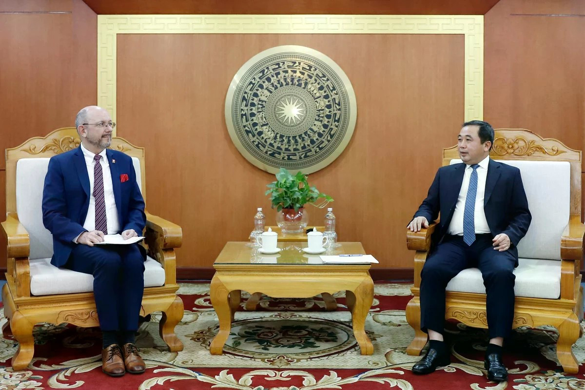 Bộ trưởng Bộ Nông nghiệp và Môi trường Trần Đức Thắng tiếp và làm việc với Ngài Thomas Gass, Đại sứ Đặc mệnh toàn quyền Liên bang Thụy Sĩ tại Việt Nam. viet-nam-thuy-sy.jpg