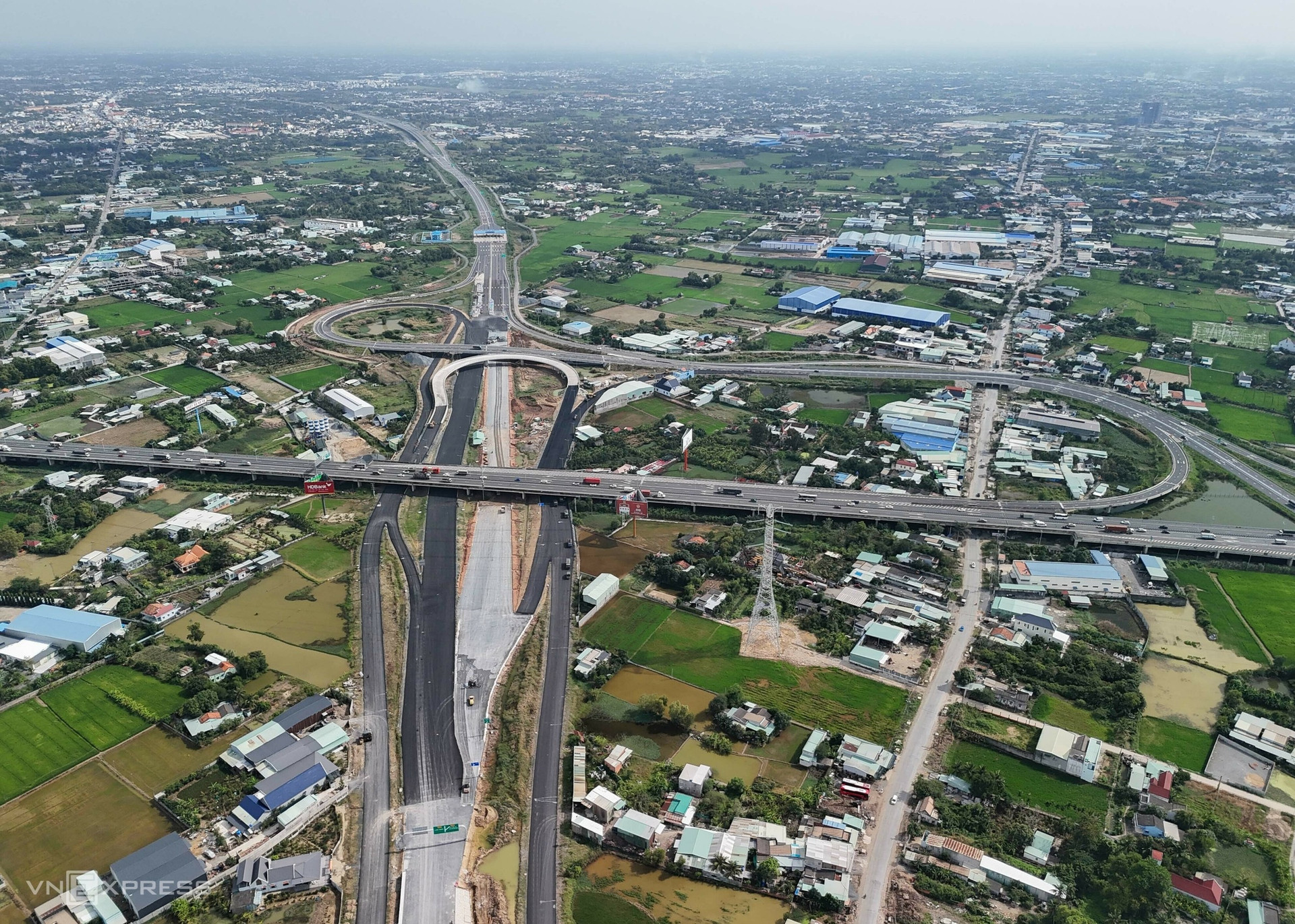Chỉ 3 ngày nữa, siêu nút giao nối 3 cao tốc 115.000 tỷ bắc nhịp TP. HCM với loạt tỉnh thành miền Tây sẽ chính thức thông xe- Ảnh 3. Chỉ 3 ngày nữa, siêu nút giao nối 3 cao tốc 115.000 tỷ bắc nhịp TP. HCM với loạt tỉnh thành miền Tây sẽ chính thức thông xe- Ảnh 3.