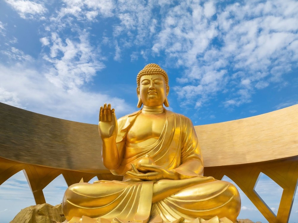 Chiêm ngưỡng tôn tượng Đức Phật phủ sơn nhũ vàng 24k, sắp được an vị trên 'nóc nhà Nam Bộ' - ảnh 1