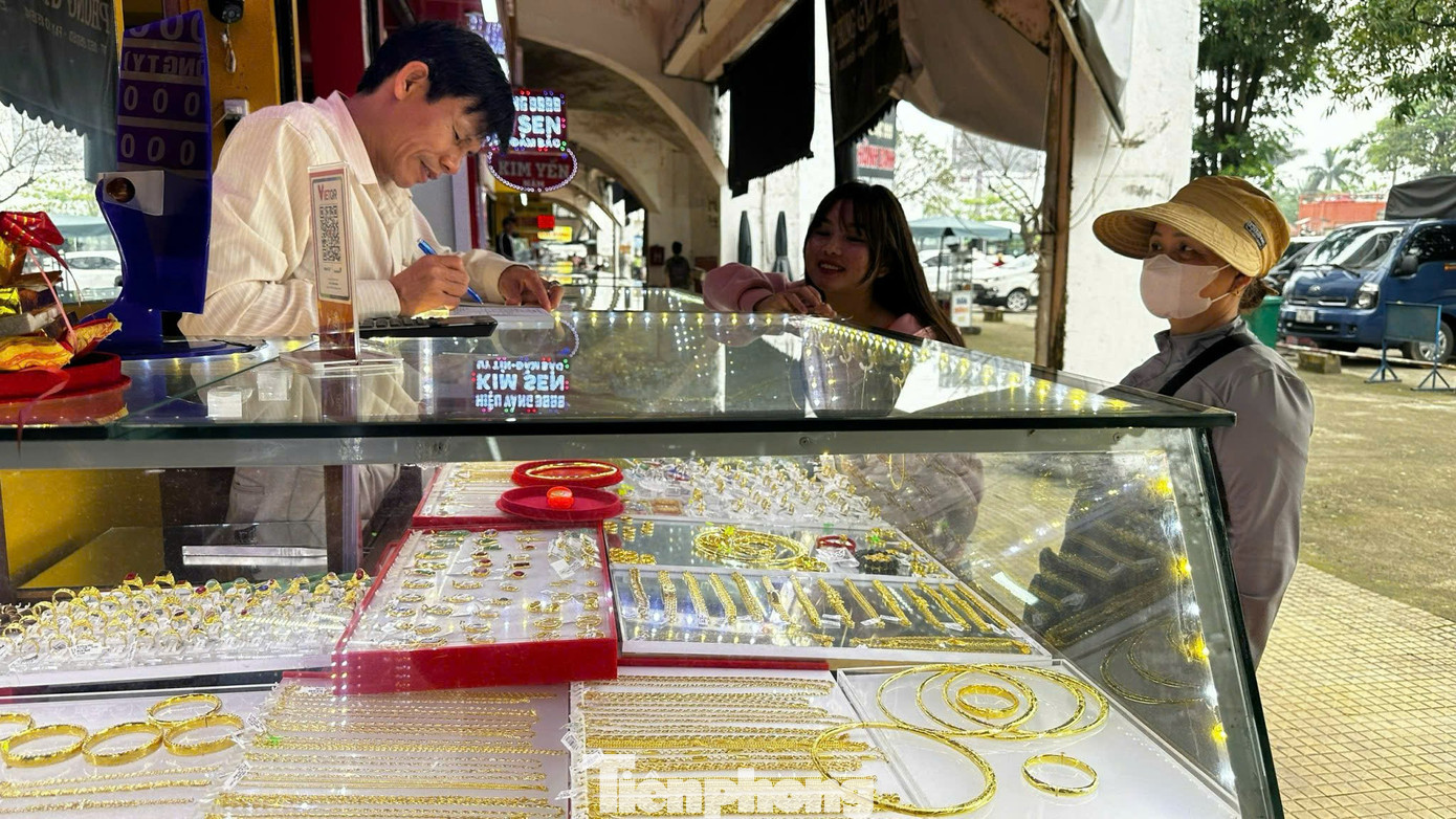 Nguồn cung trên thị trường vàng vẫn nhỏ giọt vì các đơn vị chưa được phép nhập khẩu vàng miếng và nguyên liệu (ảnh: Như Ý). tp-ny.jpg