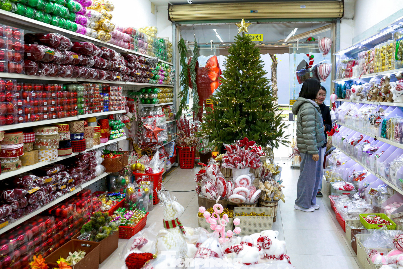 Theo ghi nhận, tại các tuyến đường như Hùng Vương, Lý Thái Tổ, Lê Duẩn, Phạm Như Xương… không khí mua sắm Noel năm nay kém sôi động hơn hẳn so với các năm trước. Những cửa hàng chuyên bán đồ trang trí Giáng sinh đã bày biện đầy đủ từ cây thông, vòng nguyệt quế, dây kim tuyến, chuông, đèn led cho đến các mô hình ông già Noel, tuần lộc, hộp quà. Tuy nhiên, lượng khách đến xem và mua hàng khá ít, chủ yếu là khách lẻ, mua số lượng nhỏ. Ảnh: Duy Quốc. tp-bandonoel-14.jpg