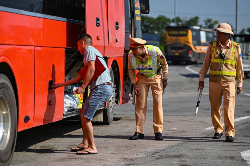 Hà Nội công bố đường dây nóng tiếp nhận phản ánh vi phạm trong hoạt động vận tải hành khách dịp Tết Nguyên đán - ảnh 1