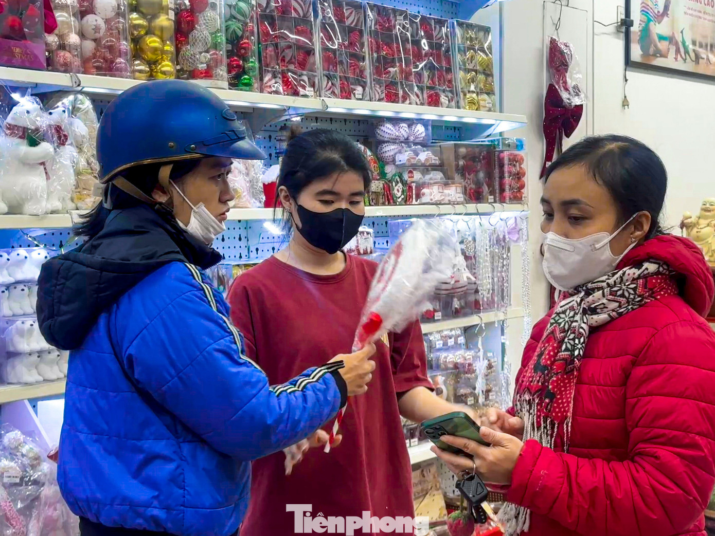 Chị Ngọc Hân - nhân viên một cửa hàng kinh doanh đồ trang trí Noel trên đường Hùng Vương - cho biết năm nay hàng hóa khá đa dạng, đầy đủ chủng loại, song sức mua giảm mạnh. Theo chị Hân, nhiều người dân có xu hướng đặt mua online hoặc tận dụng đồ trang trí từ các năm trước, khiến việc kinh doanh tại cửa hàng diễn ra chậm chạp, lượng khách thưa thớt. tp-bandonoel-2.jpg