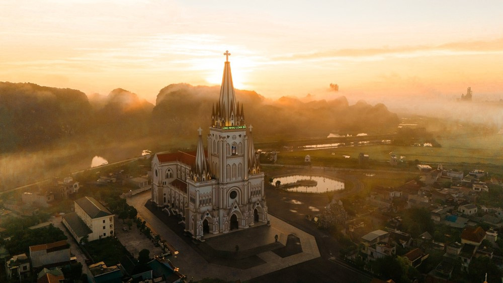 Thánh đường 400 tỷ lớn nhất Việt Nam lộng lẫy như cung điện, sức chứa 5.000 người, xây dựng trong 10 năm mới hoàn thành - ảnh 3