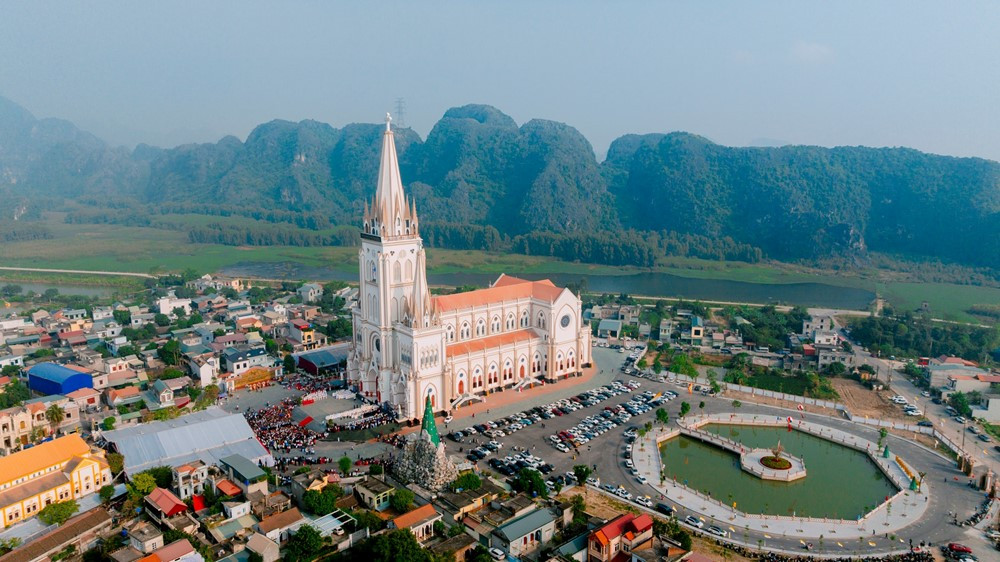 Đại gia đứng sau thánh đường lớn nhất Việt Nam: 7 người con giàu có, cháu gái SN 2001 giữ chức Chủ tịch CLB bóng đá - ảnh 1