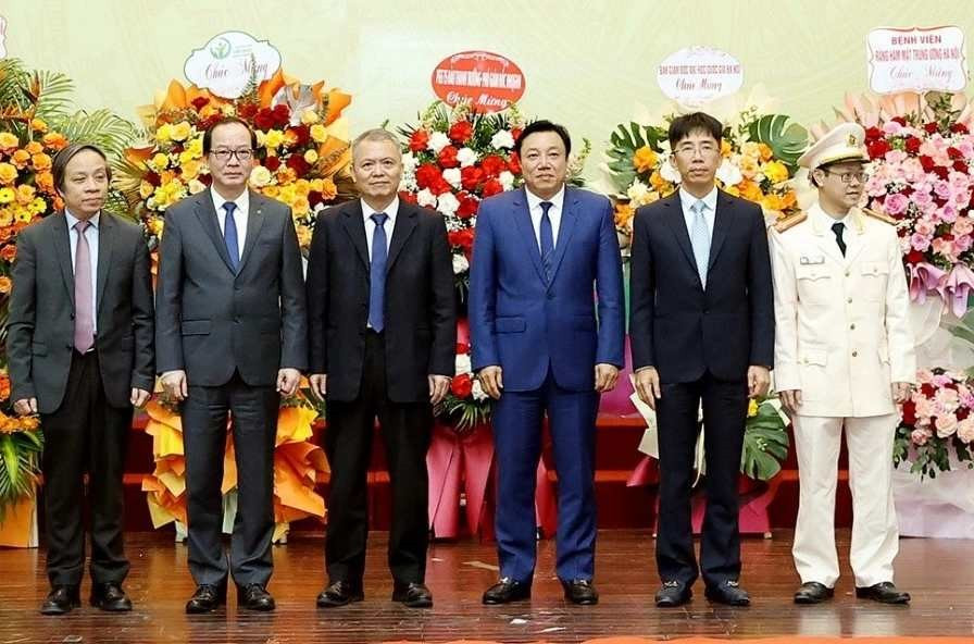 Giáo sư ngành Y học đầu tiên của tỉnh Phú Thọ: Đang là Phó Chủ tịch UBND tỉnh, sở hữu bằng Thạc sĩ kinh tế, cử nhân ngôn ngữ Anh - ảnh 1