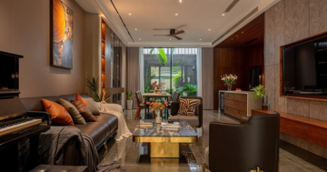 Bỏ chung cư Hà Nội về quê Nghệ An: Cặp vợ chồng xây nhà 3 tầng hiện đại, ban công phủ xanh rủ ôm trọn mặt tiền