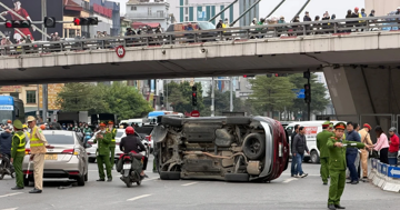 Ô tô con lật nghiêng sau va chạm giao thông liên hoàn tại Hà Nội