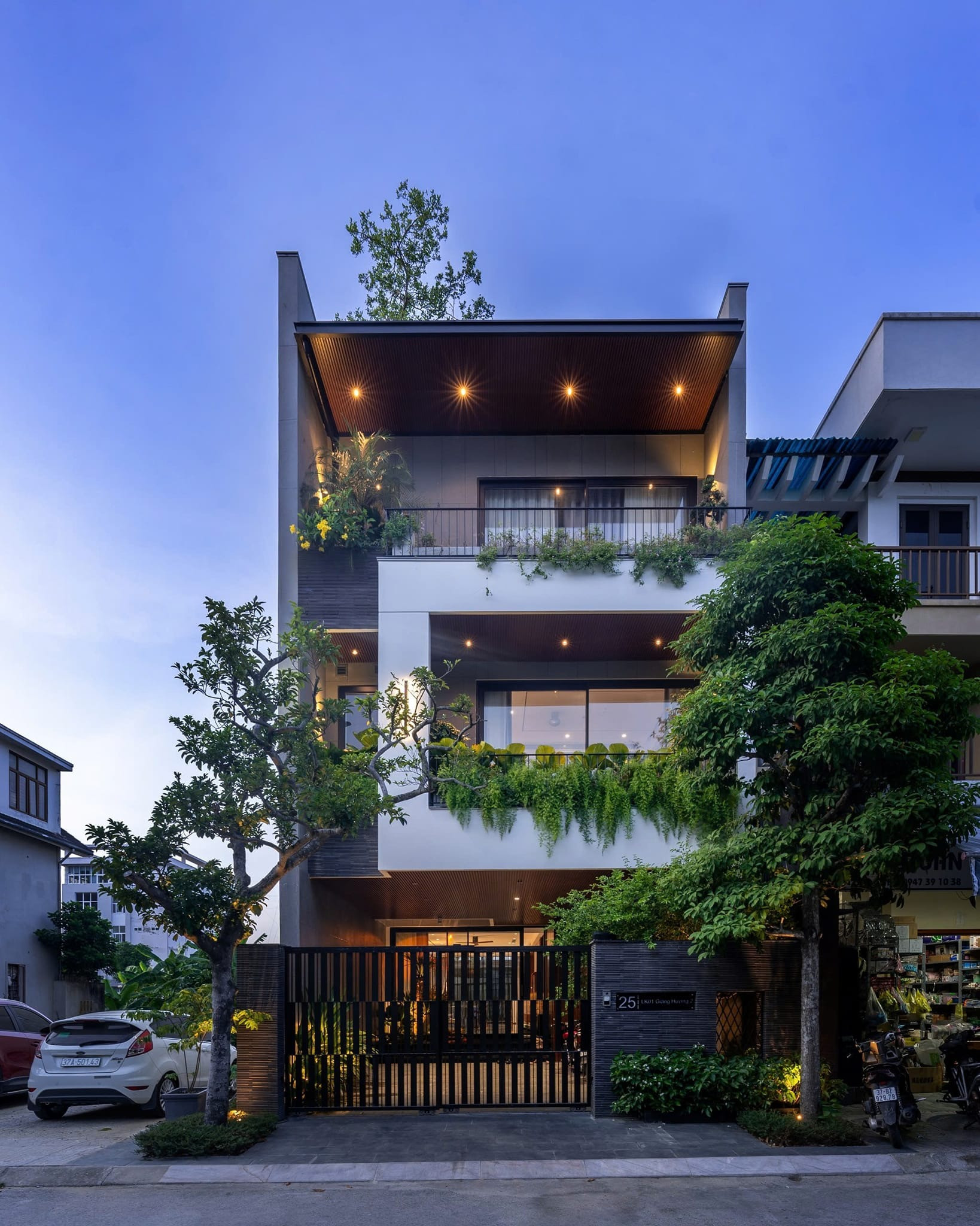 Bỏ chung cư Hà Nội về quê Nghệ An: Cặp vợ chồng xây nhà 3 tầng hiện đại, ban công phủ xanh rủ ôm trọn mặt tiền- Ảnh 1. Bỏ chung cư Hà Nội về quê Nghệ An: Cặp vợ chồng xây nhà 3 tầng hiện đại, ban công phủ xanh rủ ôm trọn mặt tiền- Ảnh 1.