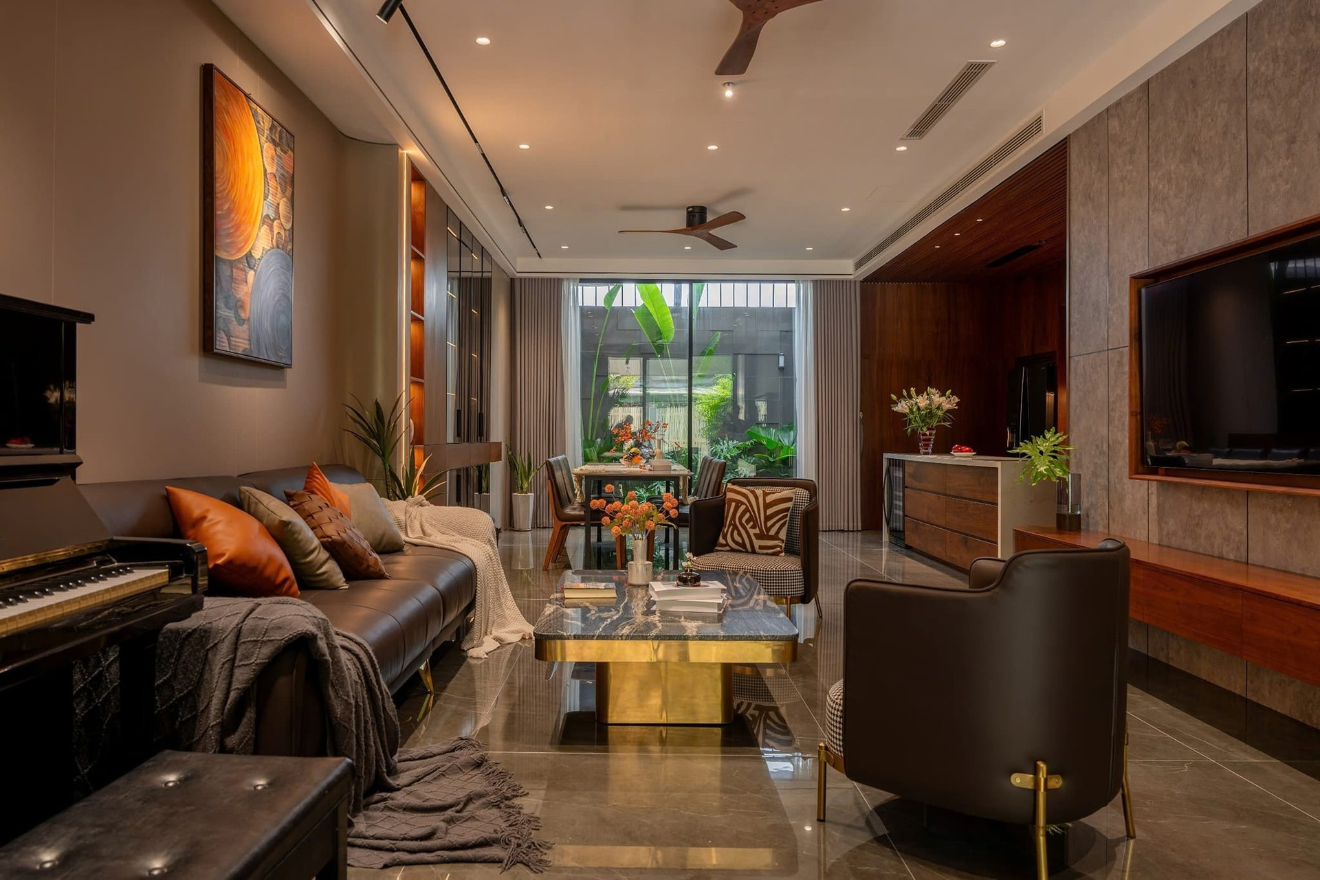 Bỏ chung cư Hà Nội về quê Nghệ An: Cặp vợ chồng xây nhà 3 tầng hiện đại, ban công phủ xanh rủ ôm trọn mặt tiền- Ảnh 3. Bỏ chung cư Hà Nội về quê Nghệ An: Cặp vợ chồng xây nhà 3 tầng hiện đại, ban công phủ xanh rủ ôm trọn mặt tiền- Ảnh 3.