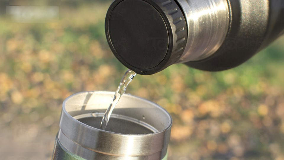 Cảnh báo tử vong do ngộ độc chì vì dùng cốc giữ nhiệt - ảnh 1