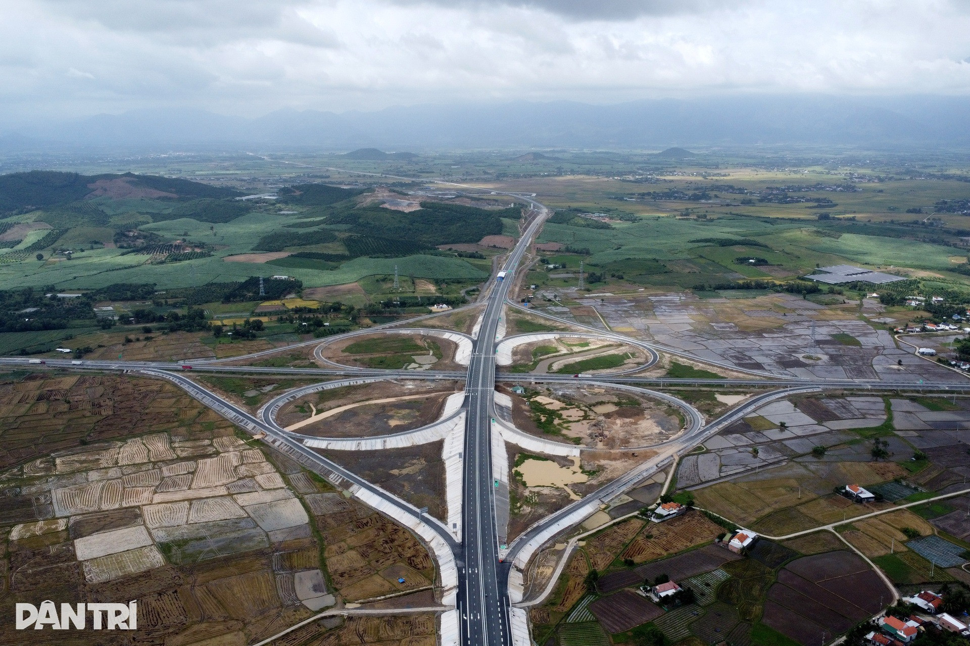 Đoạn tuyến cao tốc gần 22.000 tỷ có bóng dáng Sơn Hải, sở hữu nút giao kiến trúc độc lạ đón tin vui lớn- Ảnh 3. Đoạn tuyến cao tốc gần 22.000 tỷ có bóng dáng Sơn Hải, sở hữu nút giao kiến trúc độc lạ đón tin vui lớn- Ảnh 3.