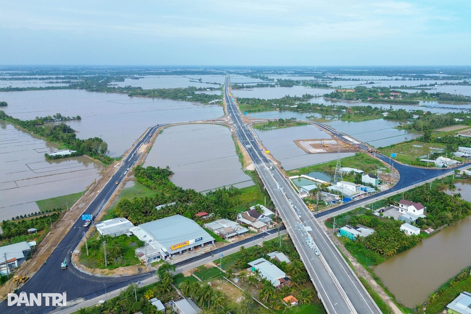 Chưa đầy 24h nữa, Việt Nam chính thức thông xe tuyến cao tốc 27.500 tỷ, mang theo kỳ vọng của hàng triệu người dân miền Tây Nam Bộ- Ảnh 2. Chưa đầy 24h nữa, Việt Nam chính thức thông xe tuyến cao tốc 27.500 tỷ, mang theo kỳ vọng của hàng triệu người dân miền Tây Nam Bộ- Ảnh 2.