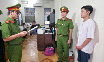 Khởi tố, bắt một nhân viên ngân hàng sinh năm 1996