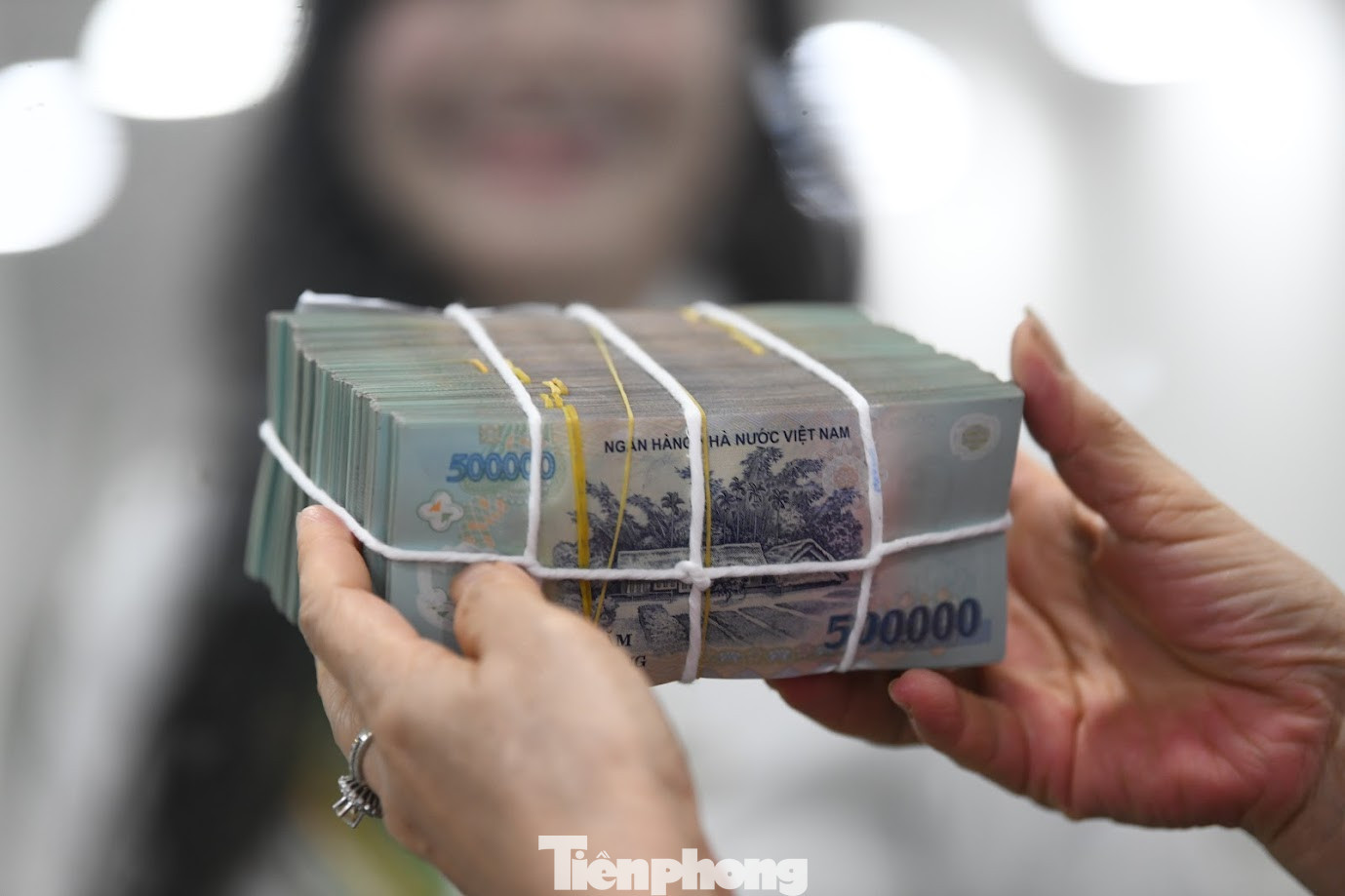 Tín dụng bất động sản tăng mạnh. tp-tien1-487-5952.jpg