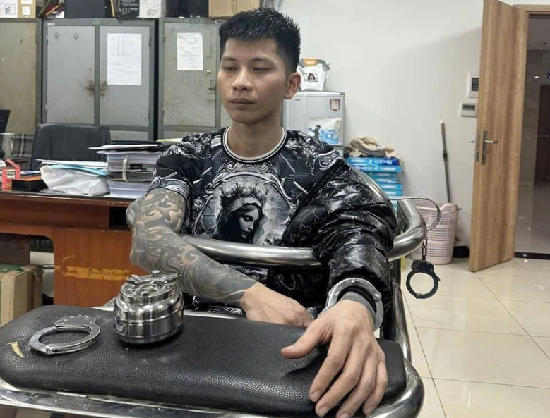 Bắt khẩn cấp 'Long Tổng' ngay tại sân bay - ảnh 2