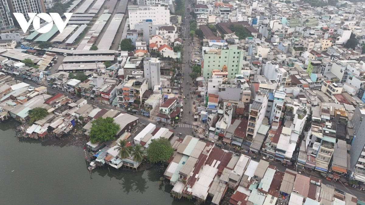 Gấp rút dọn mặt bằng sạch để khởi công dự án cầu đường gần 4.000 tỷ tại TP giàu nhất Việt Nam vào ngày mai- Ảnh 2. Gấp rút dọn mặt bằng sạch để khởi công dự án cầu đường gần 4.000 tỷ tại TP giàu nhất Việt Nam vào ngày mai- Ảnh 2.