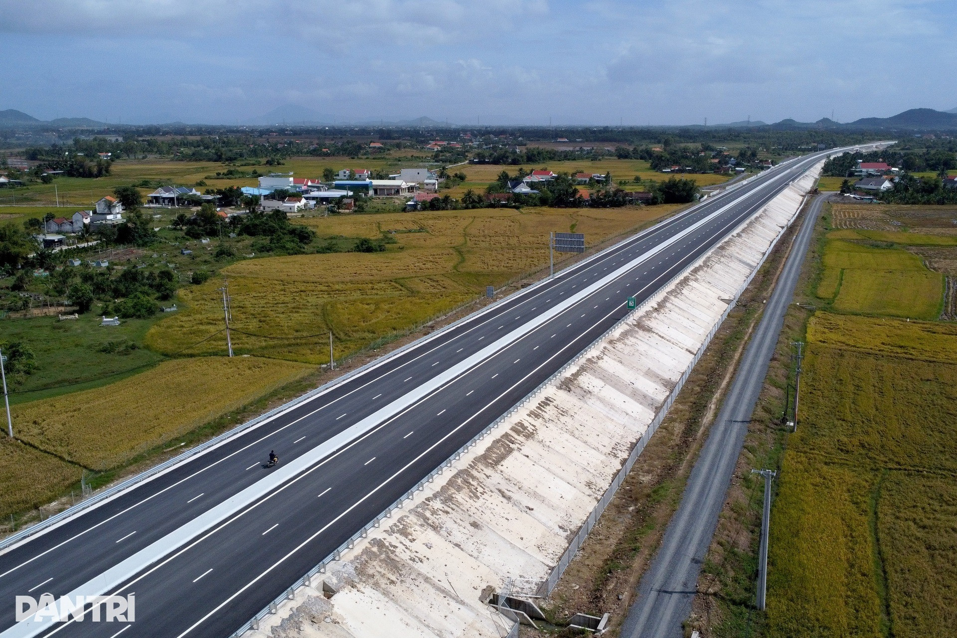 Đoạn tuyến cao tốc gần 22.000 tỷ có bóng dáng Sơn Hải, sở hữu nút giao kiến trúc độc lạ đón tin vui lớn- Ảnh 2. Đoạn tuyến cao tốc gần 22.000 tỷ có bóng dáng Sơn Hải, sở hữu nút giao kiến trúc độc lạ đón tin vui lớn- Ảnh 2.