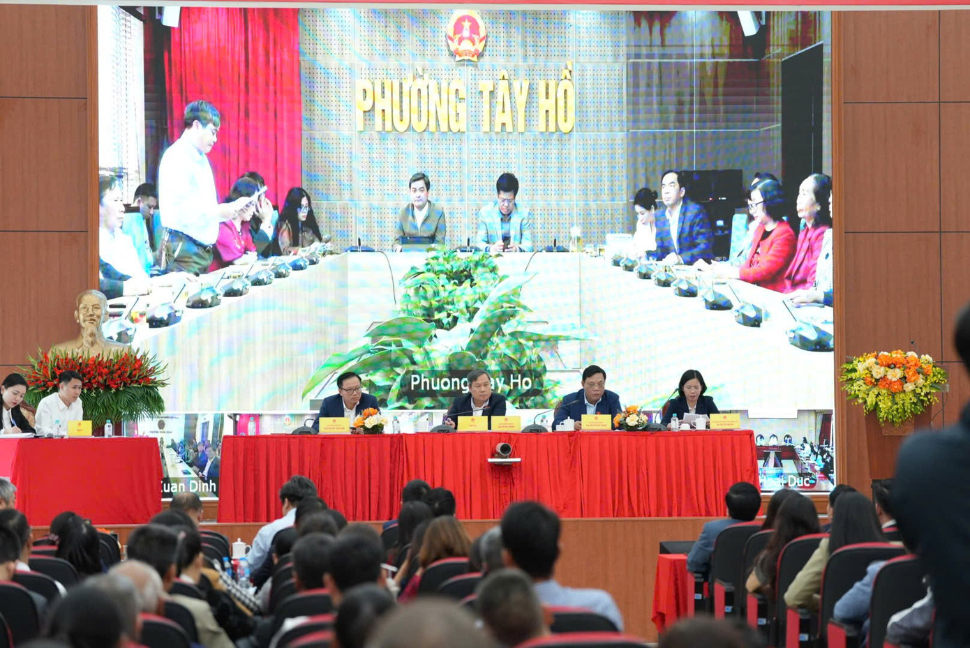 Quang cảnh buổi tiếp xúc cử tri z7340440331246-3760a060b06a7f6ffd810eb2c70e9b4a.jpg