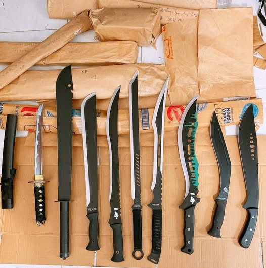 Từ nay, người dân có thể bị phạt tới 2 triệu đồng nếu mang dao tới nơi công cộng mà không bọc, cất giữ an toàn - ảnh 1