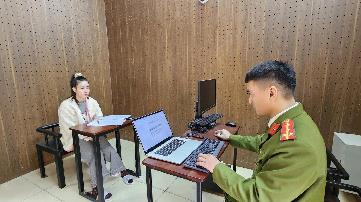 Đối tượng Nguyễn Thị Chín là vợ hờ của đối tượng người nước ngoài cầm đầu điều hành đường dây lừa đảo. Ảnh: CALS. 4.jpg