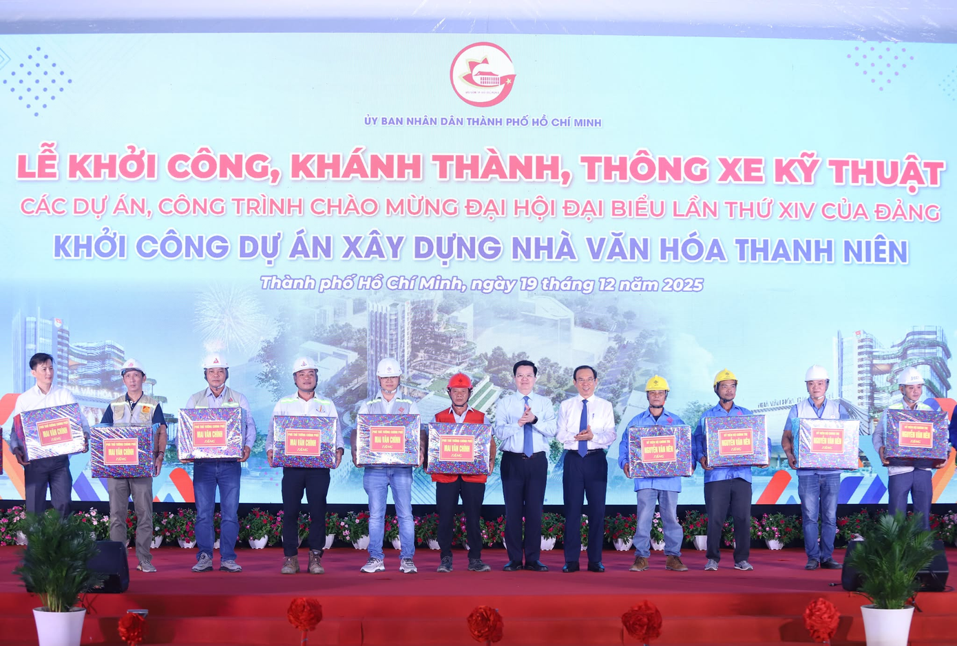 Ủy viên Thường trực Tiểu ban Văn kiện Đại hội XIV của Đảng Nguyễn Văn Nên cùng Phó Thủ tướng Mai Văn Chính tặng quà động viên đội ngũ công nhân thi công công trình. ong-nen.png