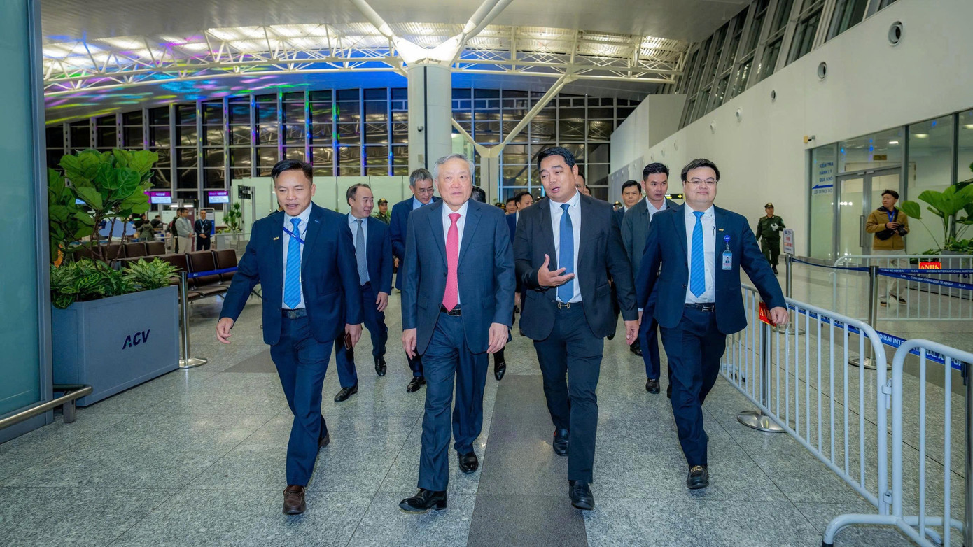 Phó Thủ tướng thường trực Chính phủ Nguyễn Hòa Bình thăm quan không gian mở rộng nhà ga T2 Nội Bài. Ảnh: Phan Công. z7341940075993-e7990e7b8798afec92214e713133e489.jpg