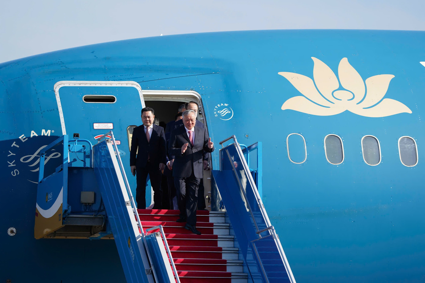 Chuyến bay đầu tiên mang số hiệu VN1, loại tàu bay B787-9 của Vietnam Airlines chở đoàn đại biểu Trung ương từ Hà Nội đã hạ cánh xuống sân bay Long Thành. z7341996348217-9242903bd73e9126d4f1df6a35fbc370.jpg