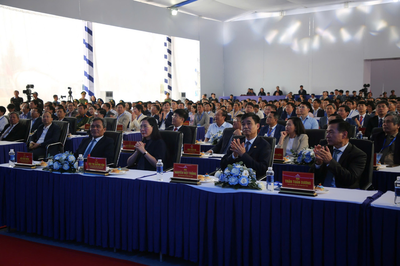 Các đại biểu tham dự lễ khởi công dự án Nhà máy sản xuất ray và thép đặc biệt Hòa Phát Dung Quất. 18aea48580950fcb5684.jpg