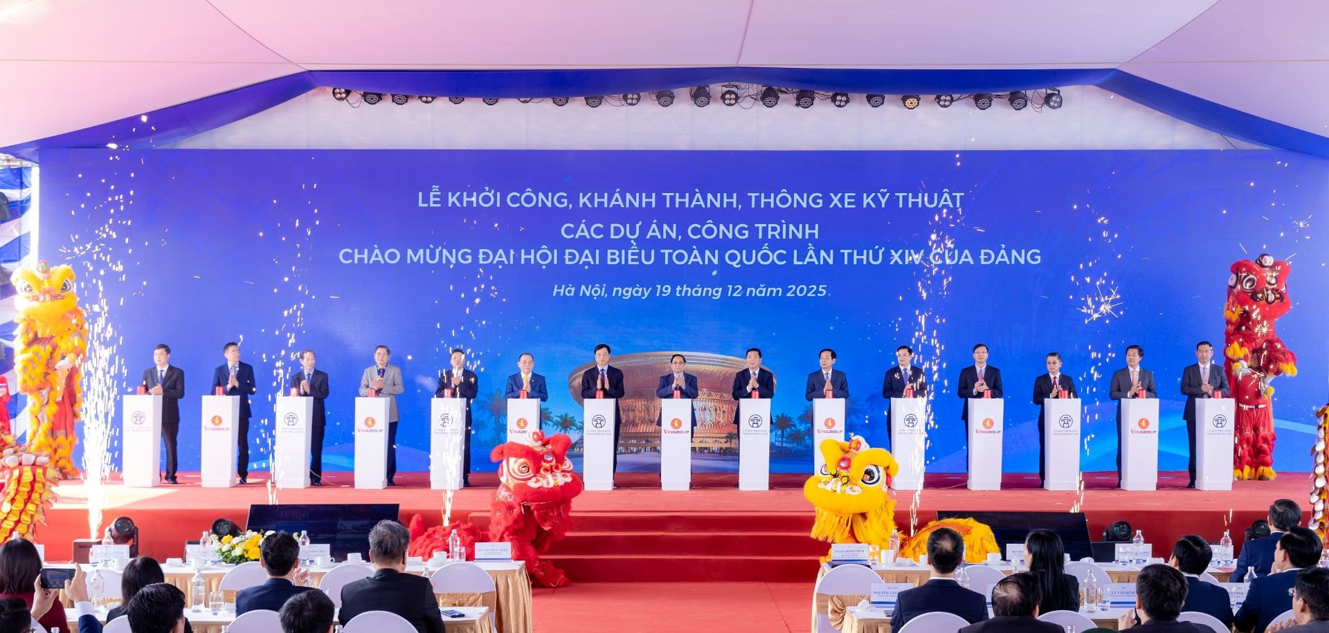 Ảnh 2 Thủ tướng Chính phủ Phạm Minh Chính, Bí thư Thành ủy Hà Nội Nguyễn Duy Ngọc cùng lãnh đạo Bộ Ngành Trung ương, lãnh đạo địa phương và ông Phạm Nhật Vượng - Chủ tịch Tập đoàn Vingroup bấm nút khởi công Dự án K