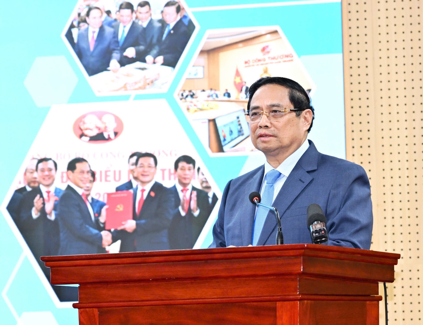 Thủ tướng đánh giá cao sự bản lĩnh của doanh nghiệp Việt trong bối cảnh thương mại gặp nhiều khó khăn. tt-phat-bieu.jpg