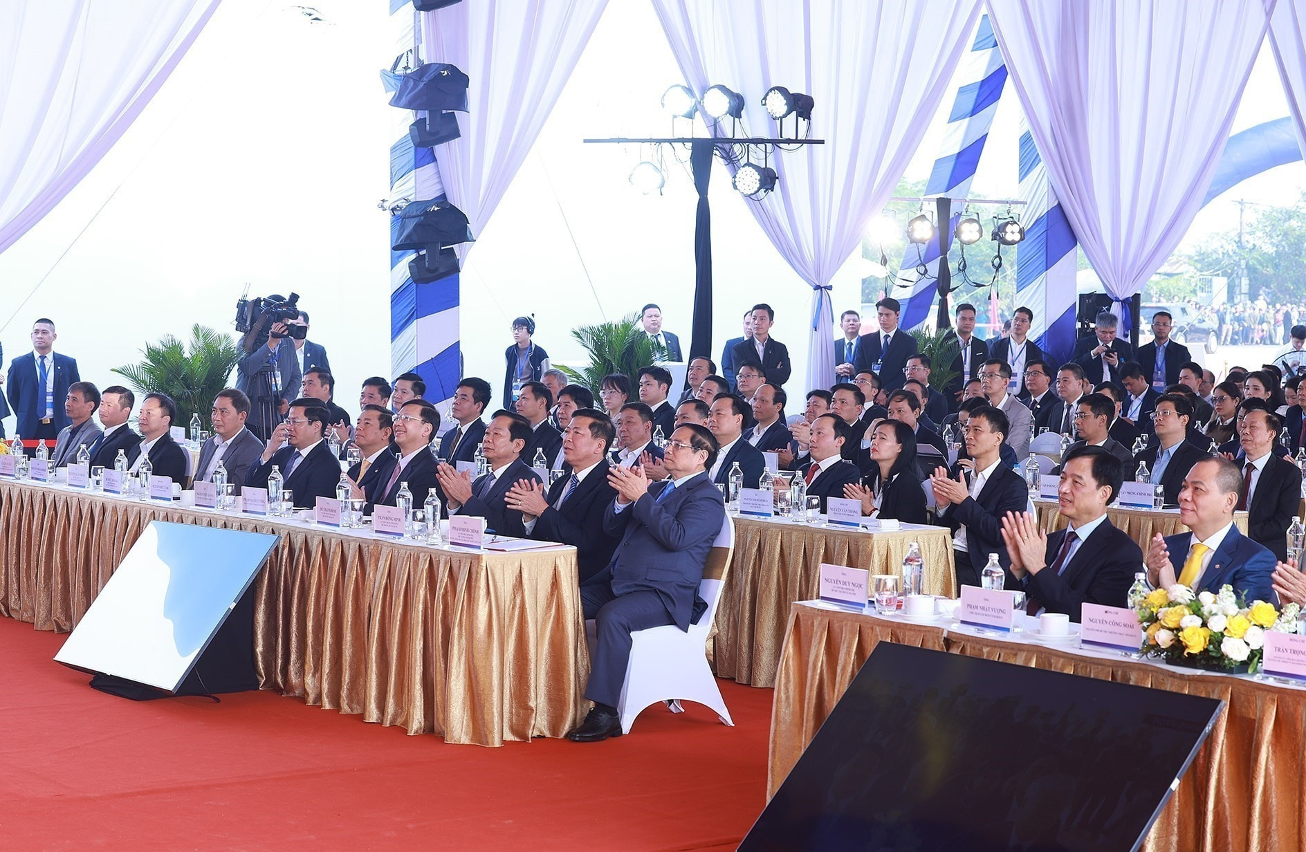 vna-potal-thu-tuong-du-le-khoi-cong-khanh-thanh-cac-cong-trinh-tren-ca-nuoc-848136219-10-15-36.jpg