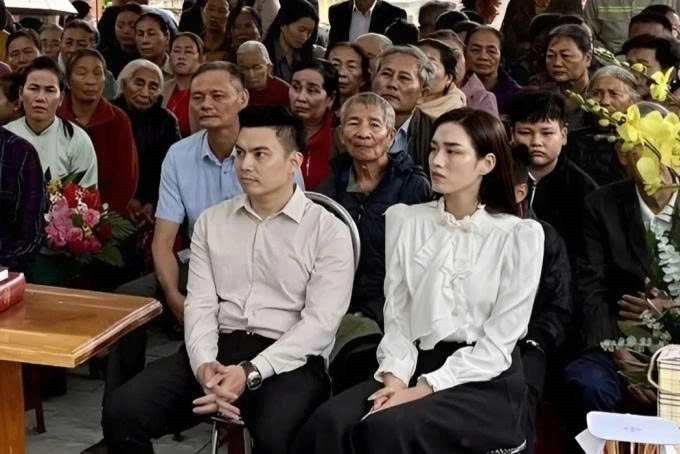 Hoa hậu Đỗ Hà cùng Tổng Giám đốc Tập đoàn Sơn Hải đi thiện nguyện vùng ngập lụt - ảnh 3