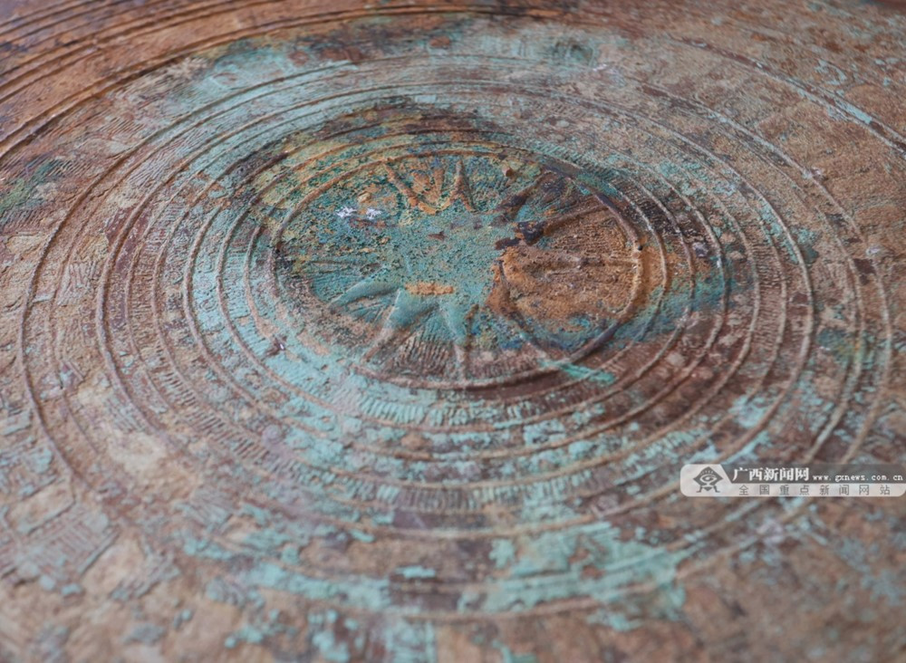 Đang đào giun câu cá, lão nông phát hiện kho báu nặng 30kg bên dưới bụi tre, bảo tàng huyện lập tức xuống làm việc - ảnh 6