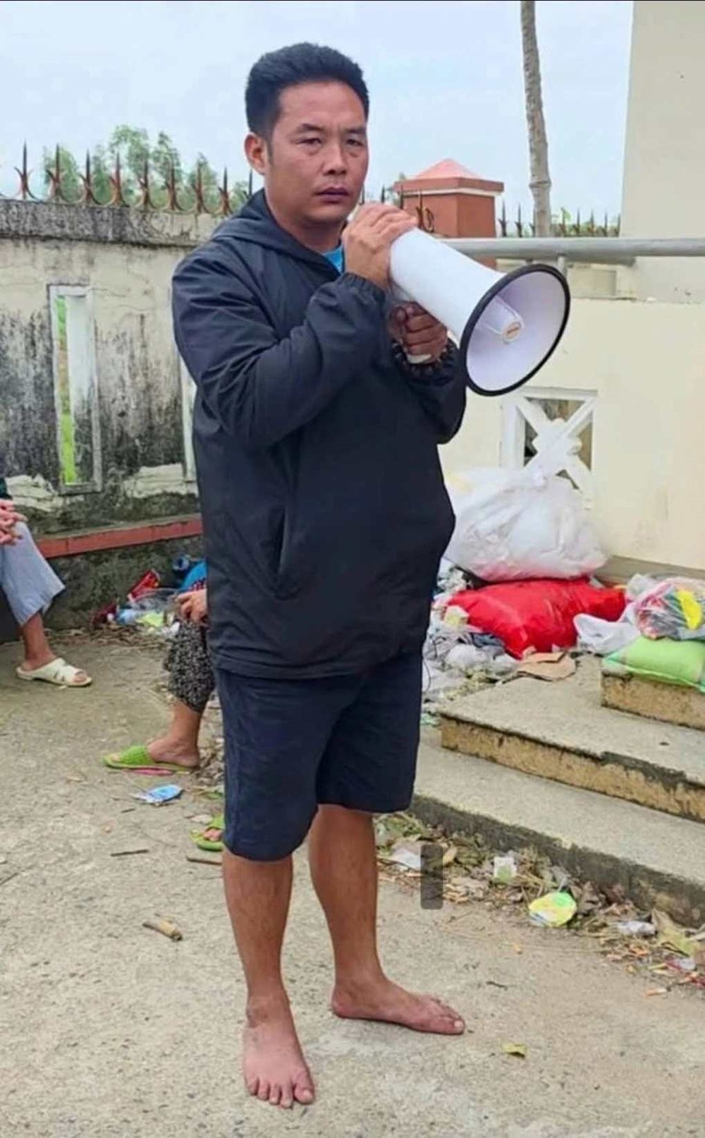 Trưởng thôn 42 tuổi đi chân đất phát quà cứu trợ, đọc vanh vách tên 3.200 người dân không cần danh sách - ảnh 1