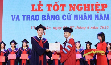 Chàng trai từ bốc vác vươn lên thành Thủ khoa ĐH Sư phạm Hà Nội với GPA 3.81/4: Vừa học vừa nuôi cháu, bí quyết học 'nhẹ tênh', nay vẽ tham vọng mới