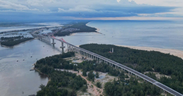 Chính thức hoàn thành cầu vượt biển dài nhất miền Trung, kết thúc hơn 100 năm di chuyển bằng đò của người dân đôi bờ