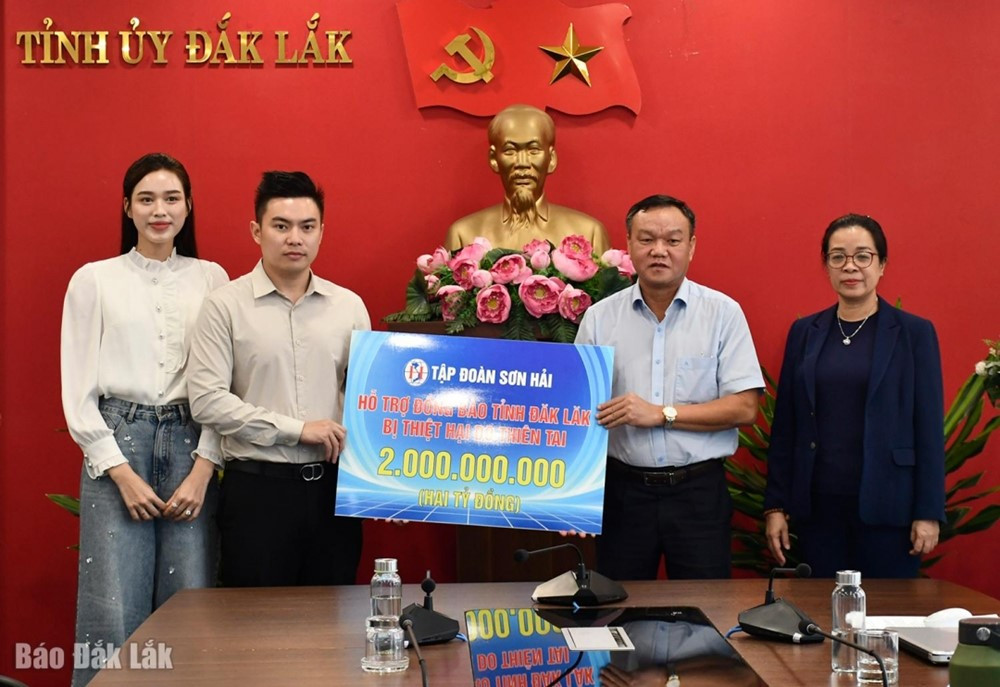 Hoa hậu Đỗ Hà cùng Tổng Giám đốc Tập đoàn Sơn Hải đi thiện nguyện vùng ngập lụt - ảnh 1