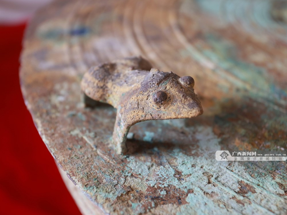 Đang đào giun câu cá, lão nông phát hiện kho báu nặng 30kg bên dưới bụi tre, bảo tàng huyện lập tức xuống làm việc - ảnh 4