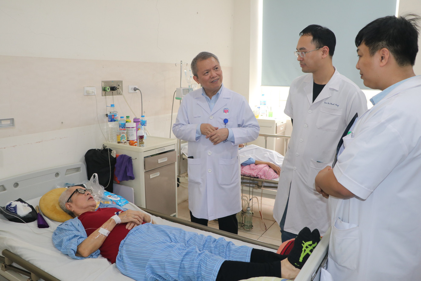 GS.TS Lê Ngọc Thành (đứng ngoài cùng bên trái) thăm khám bệnh nhân Ảnh: HOA BAN 1.jpg